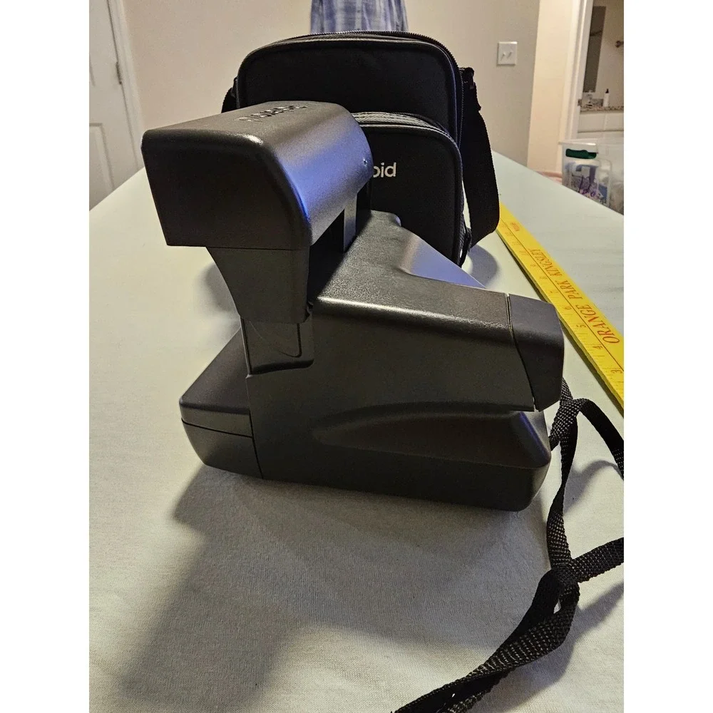 Polaroid OneStep CloseUp 600 Instant Film Camera With Carrying Case